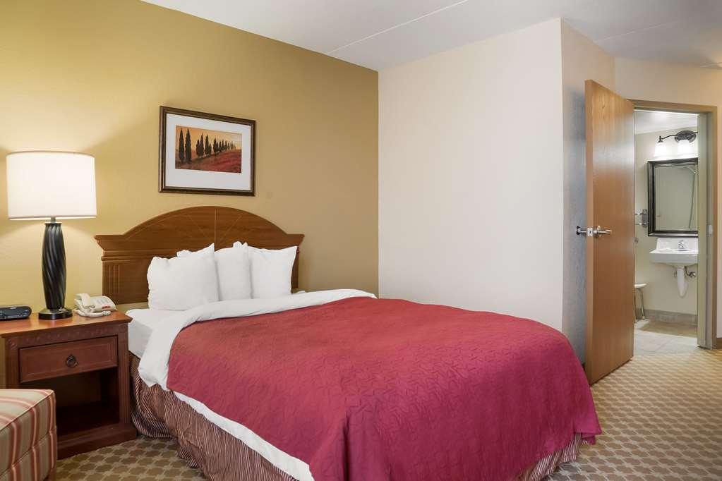 Quality Inn & Suites Saginaw Room photo